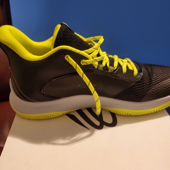 Steph Curry 3z6: Black and green basketball shoes; sleek design, ultimate grip, - Picture 6 of 6